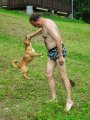 Luboš drží Endyho za tenisák v hubě ve vzduchu