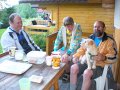 Luboš, Lukáš, Karel se Zlatkou při posezení na verandičce