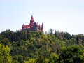 Pohled odspodu na hrad Bouzov